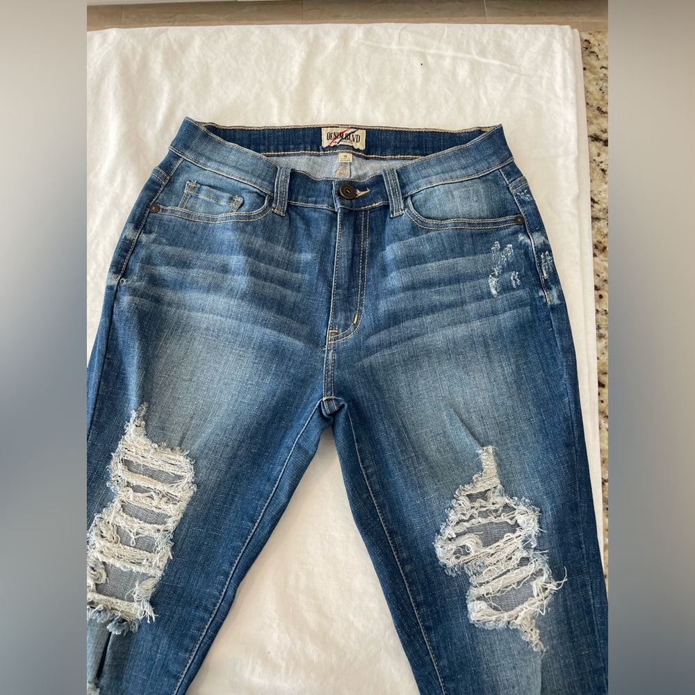 Denim Blvd straight leg‎ cool frayed bottom jeans. Lots of distressed size 9